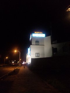 (削除か閉店)HOTEL MARINE BLUE湘南茅ヶ崎(茅ヶ崎市/ラブホテル)の写真『夜の外観(国道134号沿いです)』by 郷ひろし(運営スタッフ)