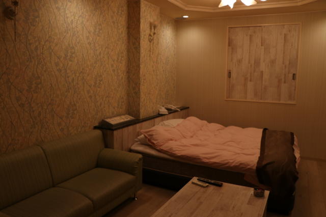 クイーンズタウンpart3(厚木市/ラブホテル)の写真『201号室部屋全体』by 夕立朝立