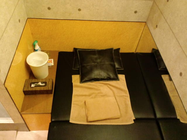 (削除か閉店)レンタルルーム ラナイ(新宿区/ラブホテル)の写真『10号室 ベッドの足元から枕側。右の壁の一部が鏡張りなのがポイント。枕元左にはアメニティとしてコンドームが一個。』by ニューロン