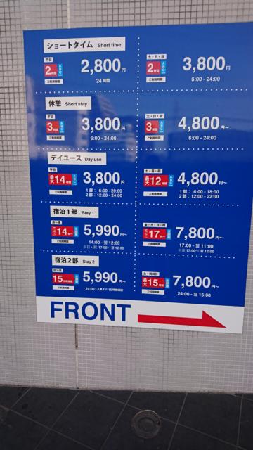 HOTEL THE SCENE(ザ・シーン)(横浜市港北区/ラブホテル)の写真『入り口の壁にある料金表』by なめろう