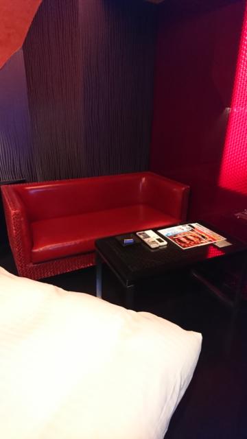 HOTEL THE SCENE(ザ・シーン)(横浜市港北区/ラブホテル)の写真『502号室 ベッドの横、部屋の一番奥にあるソファーとテーブル。この2つを使ってのプレイの様子は体験談のほうで。』by なめろう