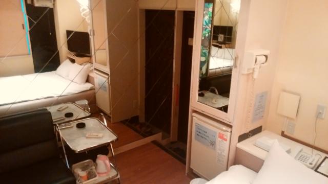 ホテルエーゲ海(荒川区/ラブホテル)の写真『203号室:ベッドの上から玄関方向を撮影(ソファー側の壁も鏡張り❤姫の裸体が丸見え(//∇//)❤)』by オレの地雷を越えてゆけ!