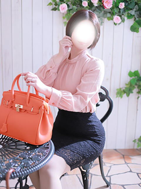 るり・過激すぎる生動画配信中 奥様メモリアル(デリヘル)