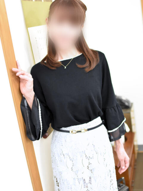 ことみ(昭和48年生まれ) 熟年カップル名古屋～生電話からの営み～（人妻・熟女デリヘル）