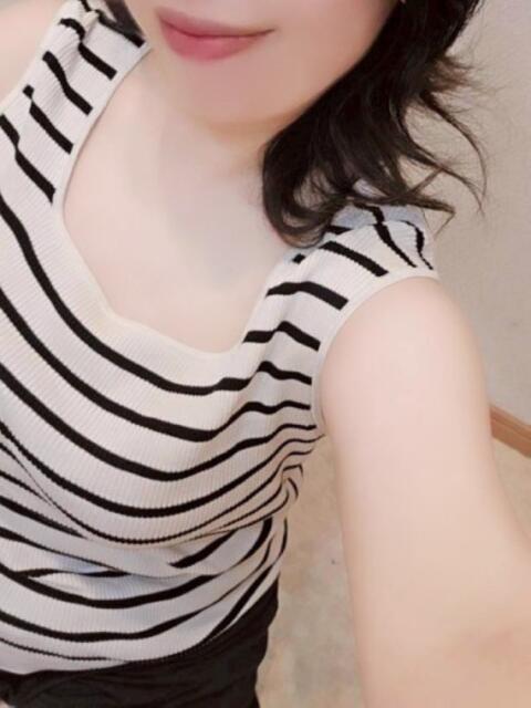 はつみ☆未経験ピュア超清純若奥様 PREMIUM萌え可愛いチョコレート～全てのステージで感動の体験を～（デリヘル）