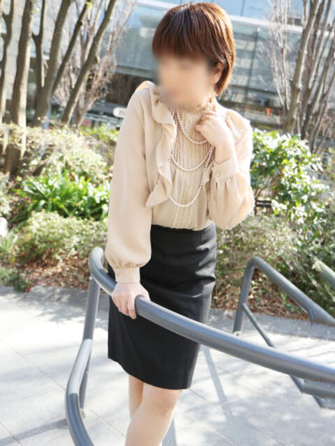 奈央 ミセスラウンジ東京(人妻系デリヘル)