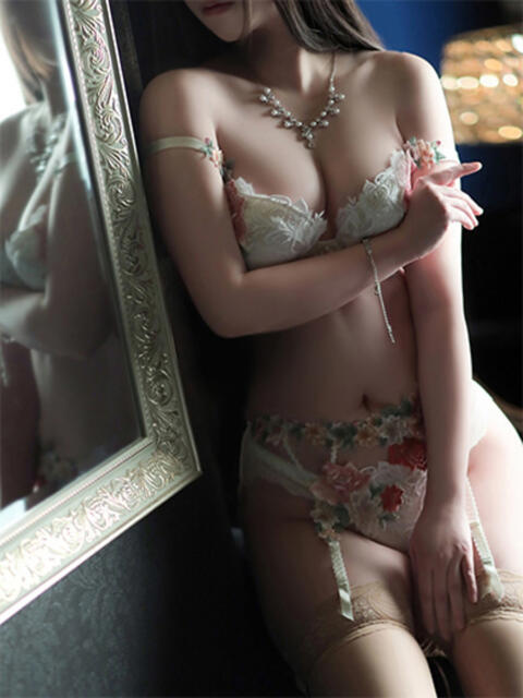 さとみ　清楚かつ抜群の透明感 ROYAL FACE（ソープランド）