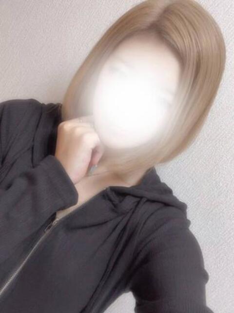 ド素人ハイクラス美少女まゆなさん ロイヤル　アテンダー（デリヘル）