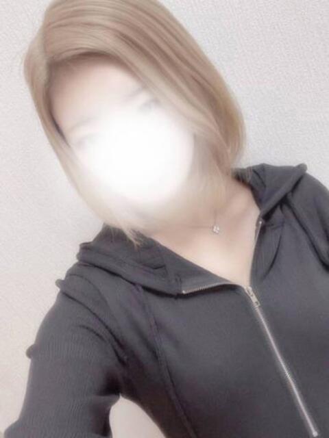 ド素人ハイクラス美少女まゆなさん ロイヤル　アテンダー（デリヘル）