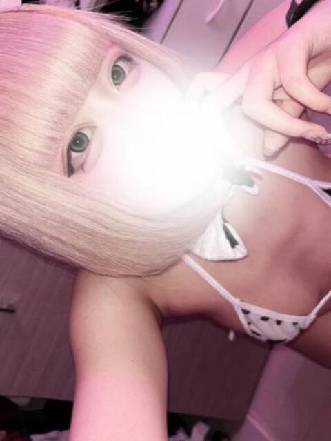 禁断の18歳りりちゃん（体験） ロイヤル　アテンダー（デリヘル）