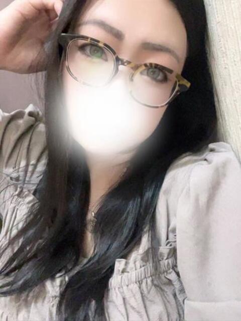 Kカップ痴女しおりちゃん ロイヤル　アテンダー（デリヘル）