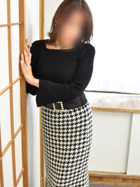 りさ(昭和58年生まれ) 熟年カップル名古屋～生電話からの営み～（人妻・熟女デリヘル）