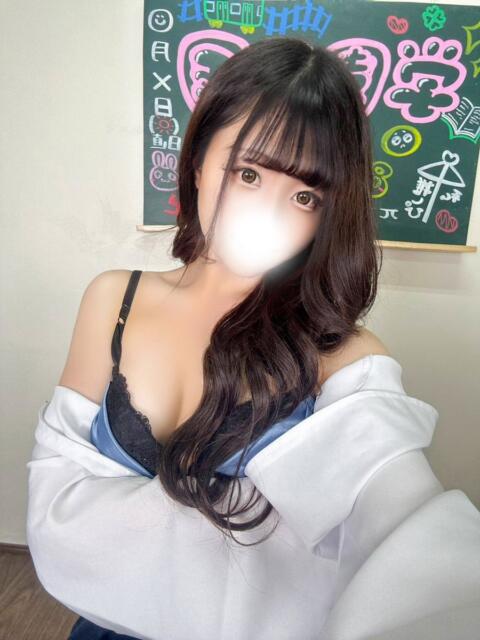 りな( ピチピチ色白美少女) 学園天国（ファッションヘルス）