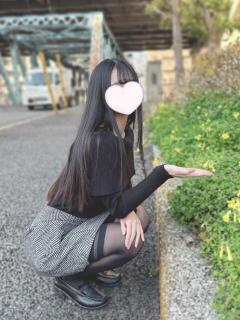 るり『ラウンジ系美少女！かと思いきや顔には幼さ残る中身もおっとりマイペース』