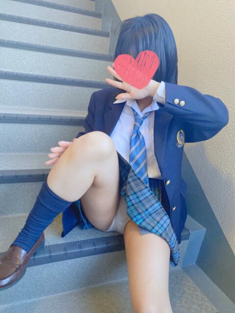 新入生 かえで 青チェと赤チェ（派遣型オナクラ＆リフレ）