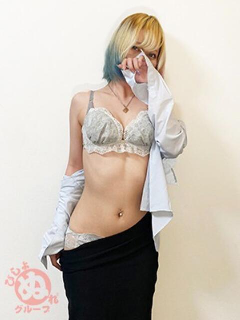 マキナ びしょぬれ潮吹秘書（素人コスプレデリヘル）