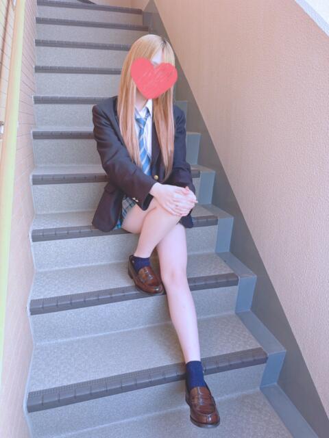 新入生 えいみ 青チェと赤チェ（派遣型オナクラ＆リフレ）