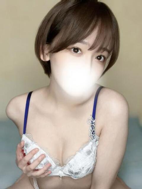 ショートカット美女くれなちゃん ロイヤル　アテンダー（デリヘル）