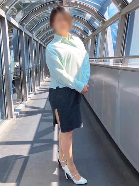 片岡 琴音 昼妻夜 滋賀店（駅待ち合わせ人妻デリヘル）