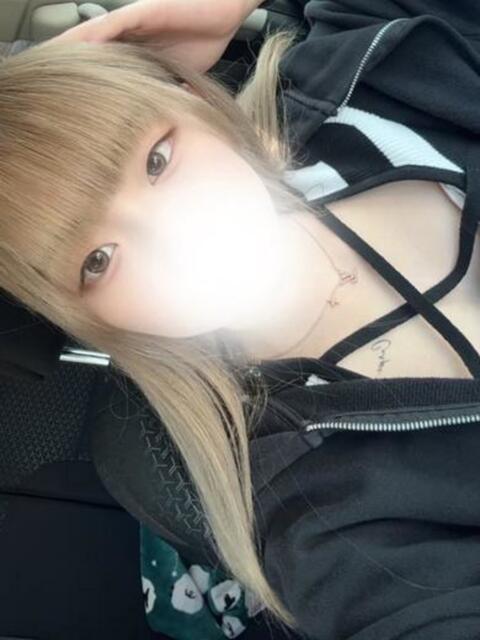 18歳素人美少女！ゆらちゃん ロイヤル　アテンダー（デリヘル）
