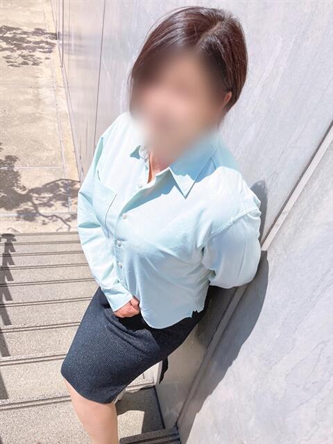片岡 琴音 昼妻夜 滋賀店（駅待ち合わせ人妻デリヘル）