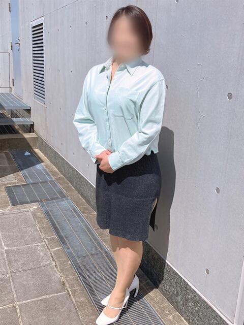 片岡 琴音 昼妻夜 滋賀店（駅待ち合わせ人妻デリヘル）