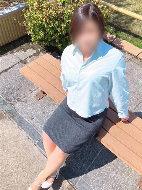 片岡 琴音 昼妻夜 滋賀店（駅待ち合わせ人妻デリヘル）