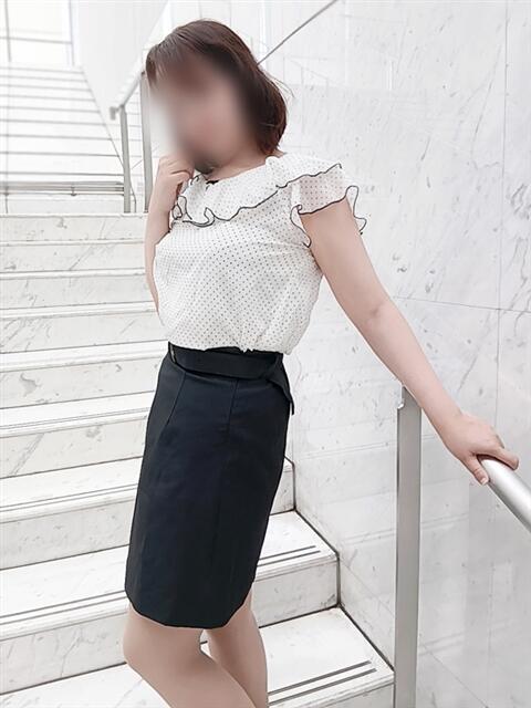 織月 彩葉 昼妻夜 滋賀店（駅待ち合わせ人妻デリヘル）