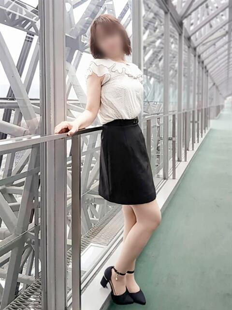 織月 彩葉 昼妻夜 滋賀店（駅待ち合わせ人妻デリヘル）