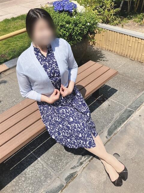 片岡 琴音 昼妻夜 滋賀店(駅待ち合わせ人妻デリヘル)
