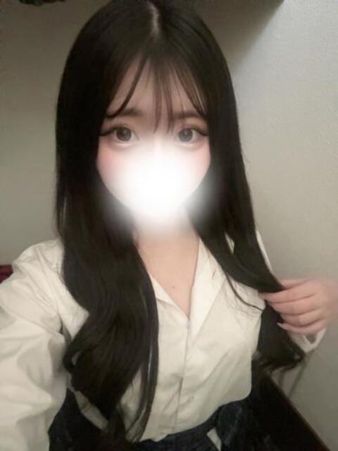 素人ロリ女子大生えみりちゃん ロイヤル　アテンダー（デリヘル）