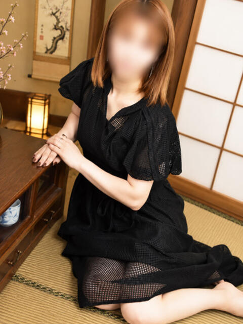えみり(昭和52年生まれ) 熟年カップル名古屋～生電話からの営み～（人妻・熟女デリヘル）