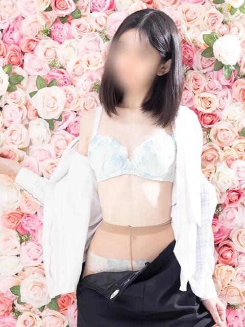 しずく 新宿・本格コスプレ美人秘書オフィスイメクラ「秘書課女子」（ホテヘル）