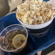 真希(まき) 映画見たよ〜🍿🎬 排泄マニア