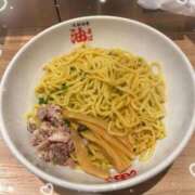 れい 爆食🍜 水色りぼん