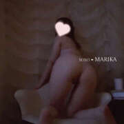 Marika　マリカ 薄暗い部屋に浮かぶ、おしり🍑 XOXO Hug&Kiss 神戸店