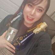 りの 日本酒の空き瓶と写真を撮る変な人の写真 フレッシュハニー