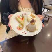 しおり 出勤しています🧸 白いぽっちゃりさん五反田店