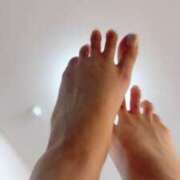 マンミカ 雨降ると 聞いていたからうれしくて 晴れに向かって足指伸ばす（部屋の中だけど） ビザールクリニック