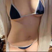 れい 明日ラスト1枠！✨️ プールサイド