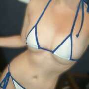 ヒメ日記 2025/12/17 13:00 投稿 かりん プールサイド