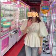 【えな】業界未経験のドエロ美女 💭ある種の◯◯(だと思いたい) コーチと私と、ビート板･･･