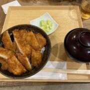 あいら 本日19:30〜!! タレカツ丼食べたよΨ( 'ч' ☆) 紅(くれない)