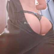 りお 膝立ち、四つん這い、M字開脚 今から乳首を犯しにいってもいいですか？大阪店