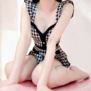 はづき マザー牧場の羊の群れの中にやぎが一頭混ざっている バイオレンス