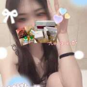 ななみ ほら白馬乗って渋谷を駆け巡ろうよ。毒林檎かじって眠りにつこう。ガラスの靴は片方だけ階段に残してあげる🎵🫧 eroina