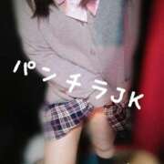 もか おはようございます🌥 パンチラJK