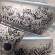 ぽんず バイク🛵の部品に絵描いてあげた！ サティアンまーと