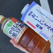 きょうこ 四月の雨に降られて駅のベンチで二人 他に人影もなくて不意に気まずくなる Queen Angel(クイーンエンジェル)