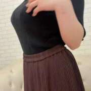 しの 洋服 白い巨乳